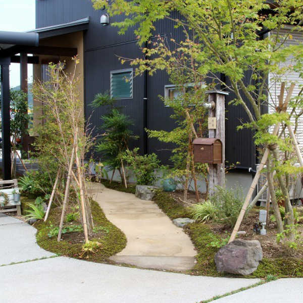 春山玄関アプローチ